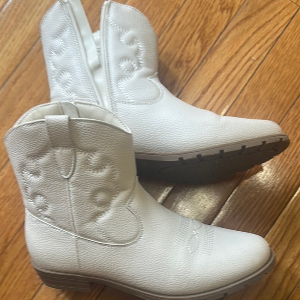 Chic White Leather Boots - Picture 4 of 4